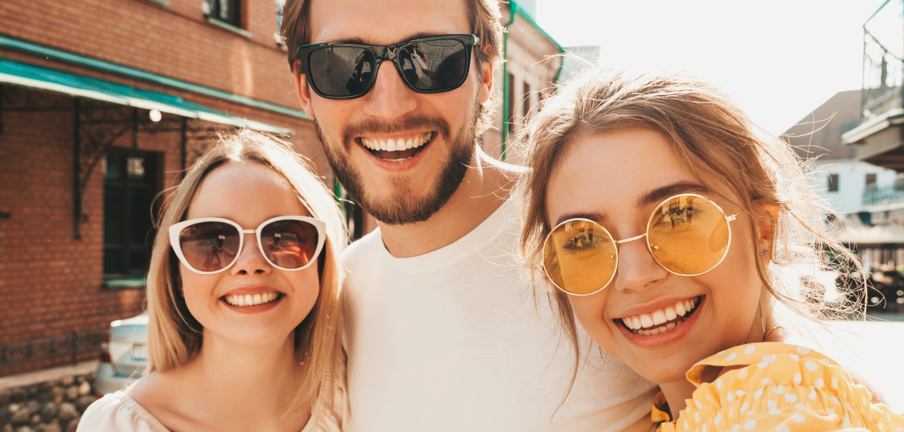 Jeunes adultes souriant avec dents alignées