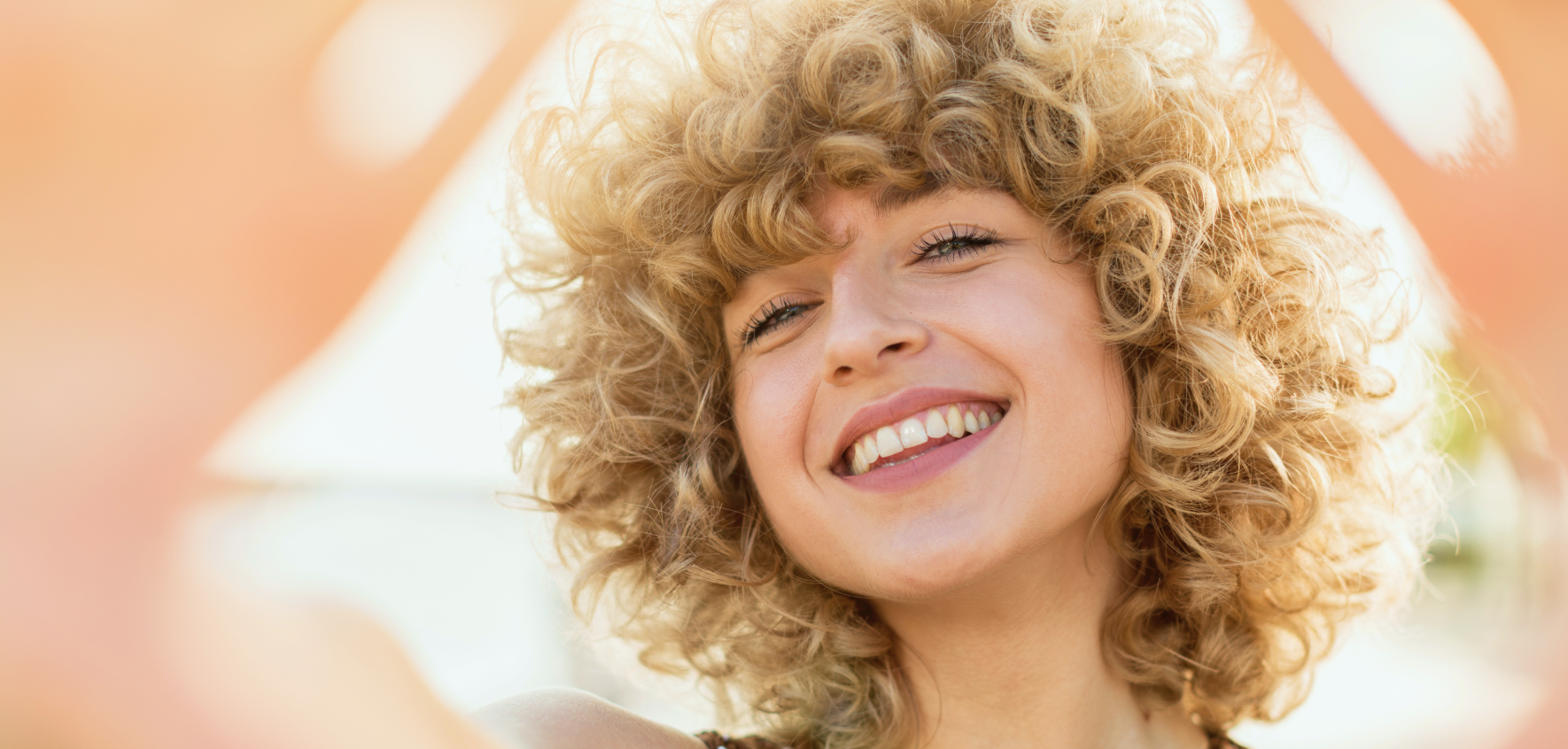Jeune femme souriante avec dents alignées