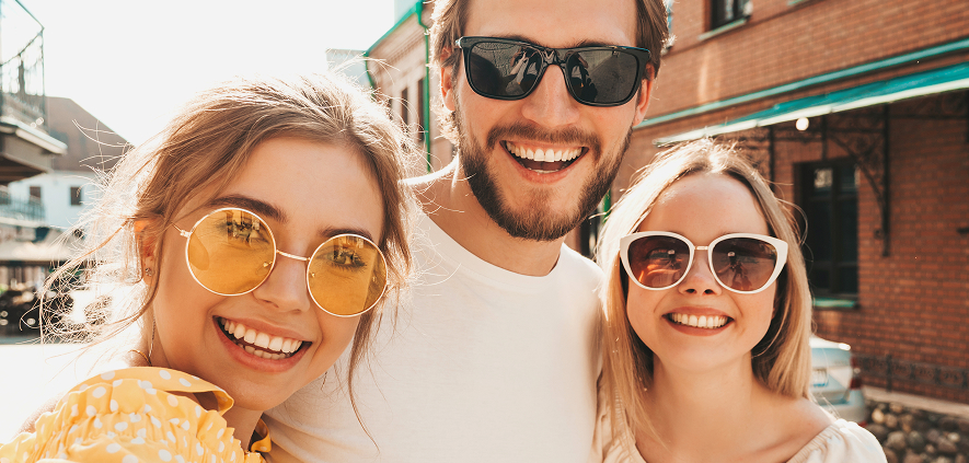 Jeunes adultes souriants